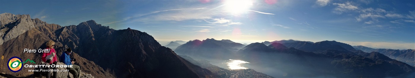 57 Panoramica dalla vetta dello Zucco Sileggio verso le Grigne e sul Lago di Como.jpg